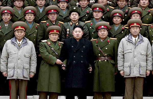 Kim Jong Un và các quan chức quân đội Bắc Triều Tiên (ảnh Telegraph)